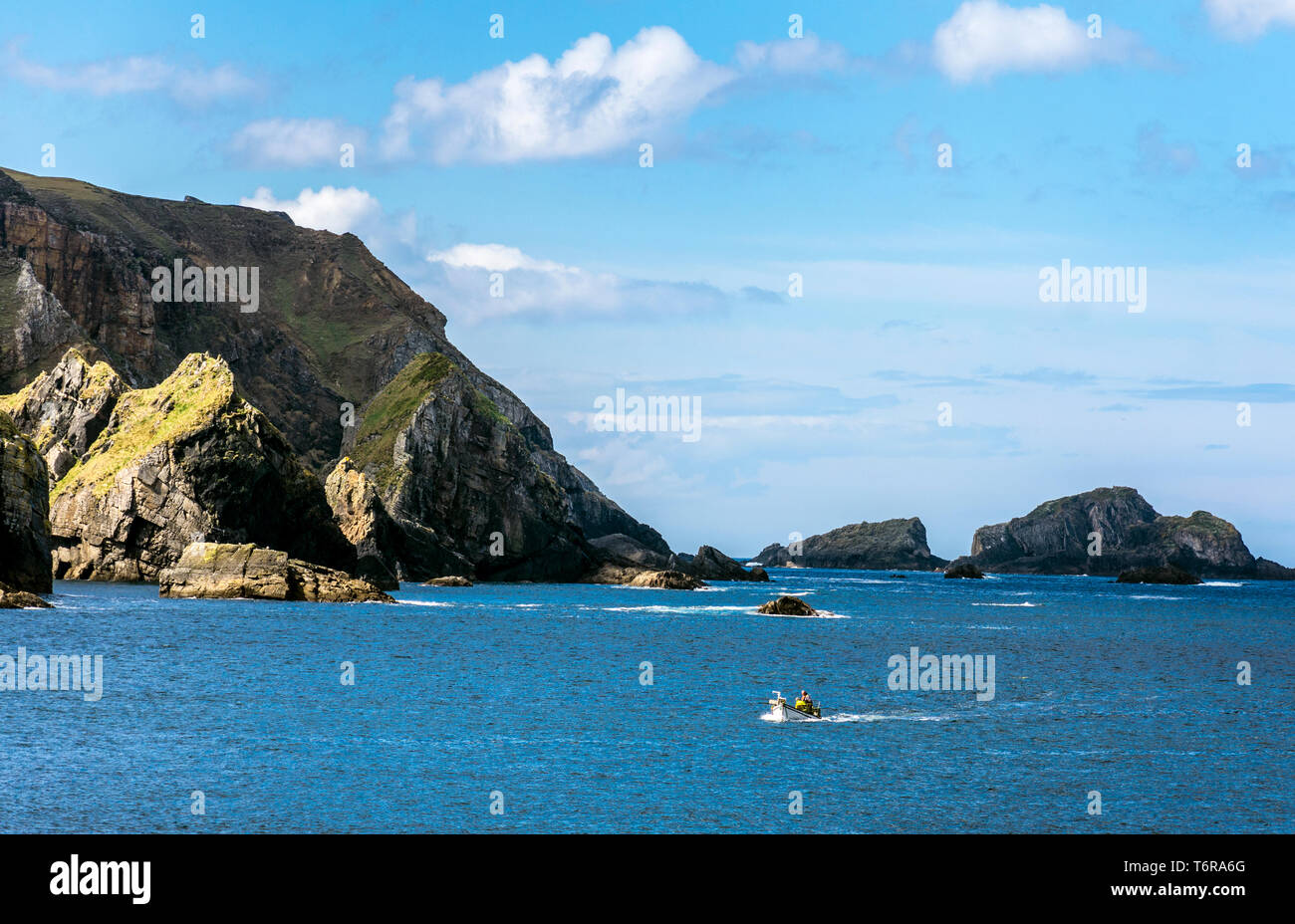 Ein Port, County Donegal, Irland. Krabben und Hummer Fischer bei der Arbeit auf einem ruhigen, warmen Tag an der Nordwestküste. Stockfoto