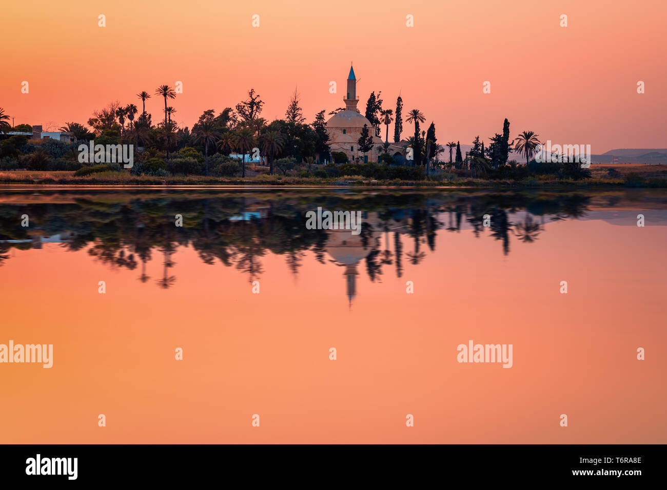 Die alte Moschee Hala Sultan Tekkes am Ufer des Salt Lake in Larnaca, Zypern bei Sonnenuntergang Stockfoto