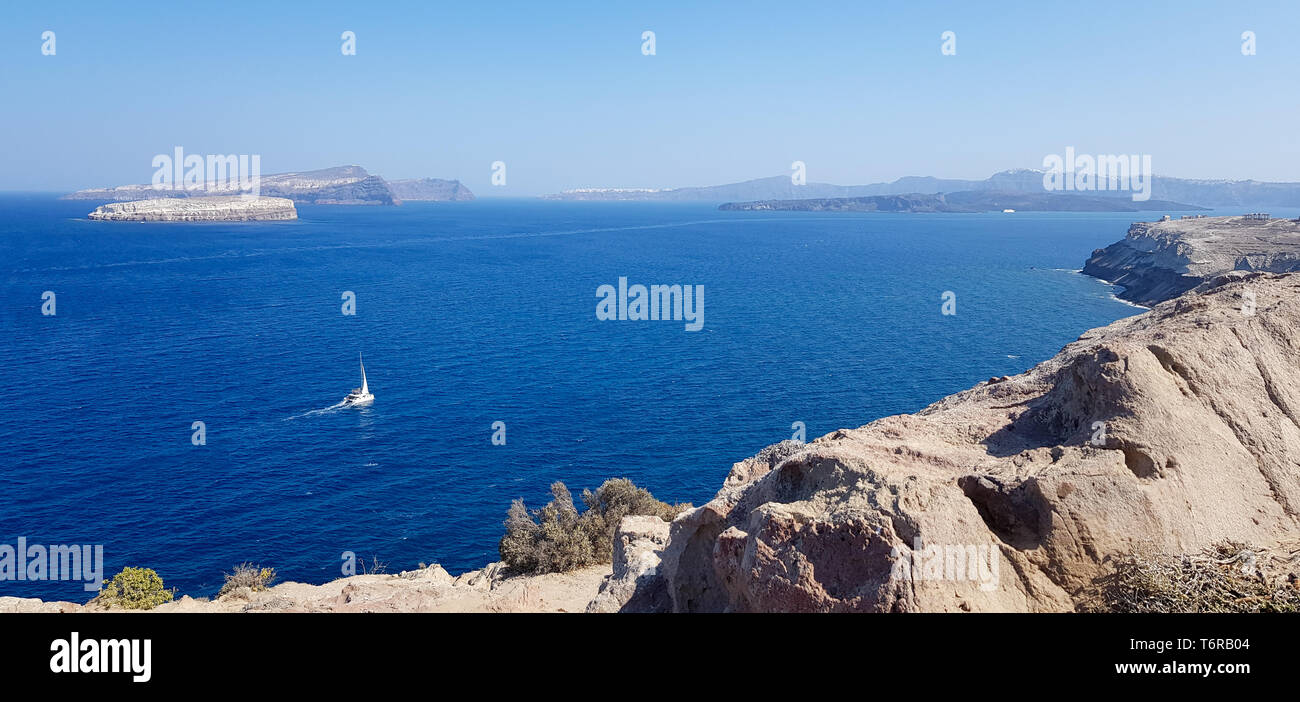 Weißen Segeln am blauen Ozean Stockfoto