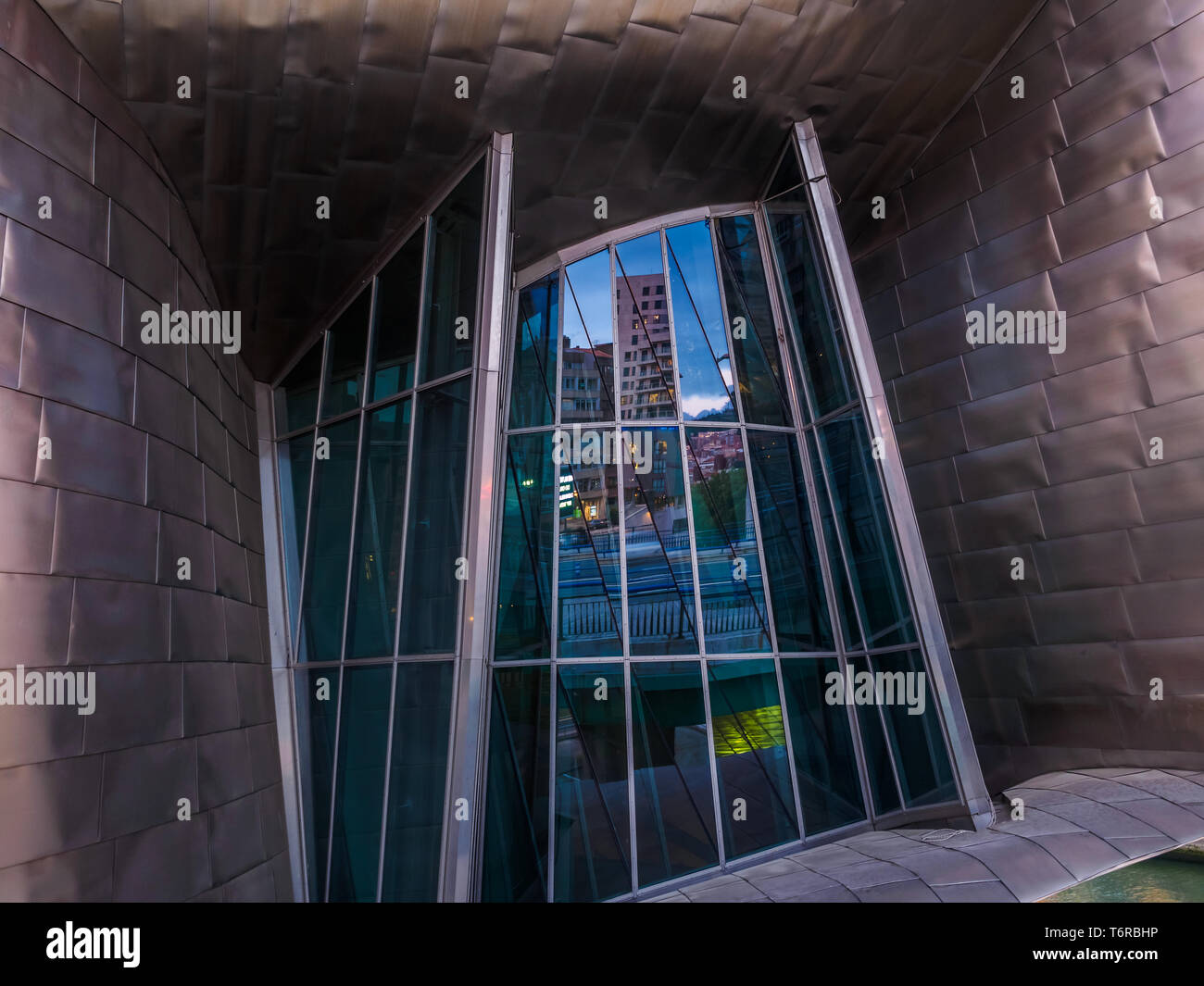 Guggenheim Museum Bilbao bei Sonnenuntergang, Blick von La Salve Brücke Stockfoto