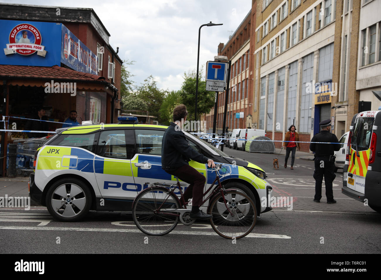 Eine Polizeikette, zwischen Stoke Newington Road und Somerford Grove in Hackney, East London, wo ein Junge geglaubt, 15 Jahre alt, wurde erstochen. Polizei wurden zur Szene am Mittwoch Abend auf Berichte über einen stechenden genannt. Stockfoto