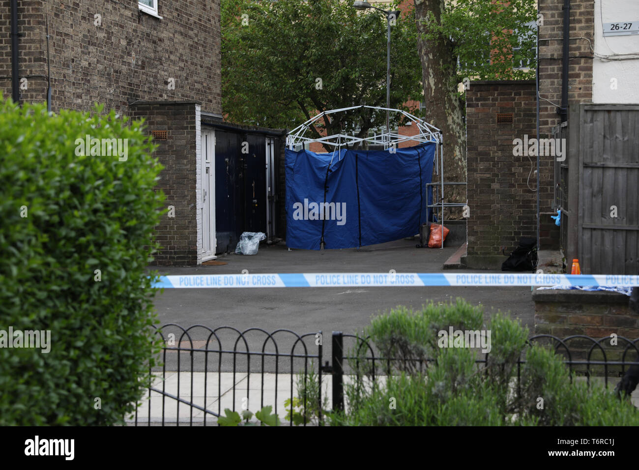 Die Szene an Somerford Grove in Hackney, East London, wo ein Junge geglaubt, 15 Jahre alt, wurde erstochen. Polizei wurden zur Szene am Mittwoch Abend auf Berichte über einen stechenden genannt. Stockfoto
