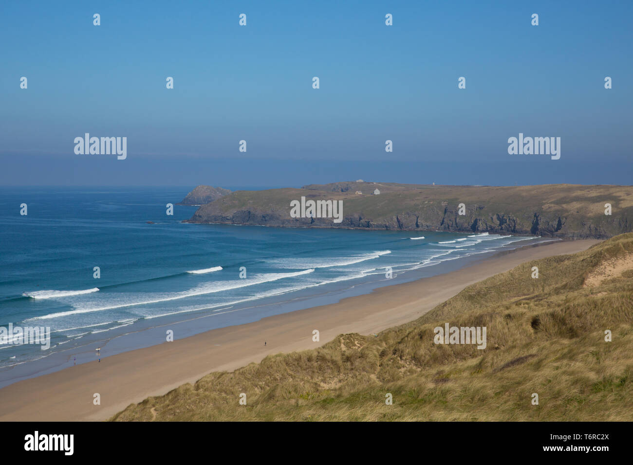 North Cornwall Sandstrand, blaues Meer und Himmel bei Perran Sands und Penhale in der Nähe von Perranporth Stockfoto