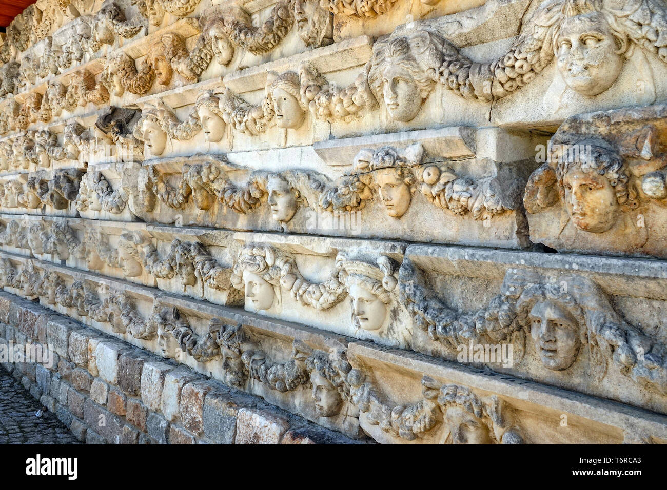 Marmor Fries mit geschnitzten Köpfen in Aphrodisias römische Überreste, Weltkulturerbe der UNESCO, den Westen der Türkei Stockfoto