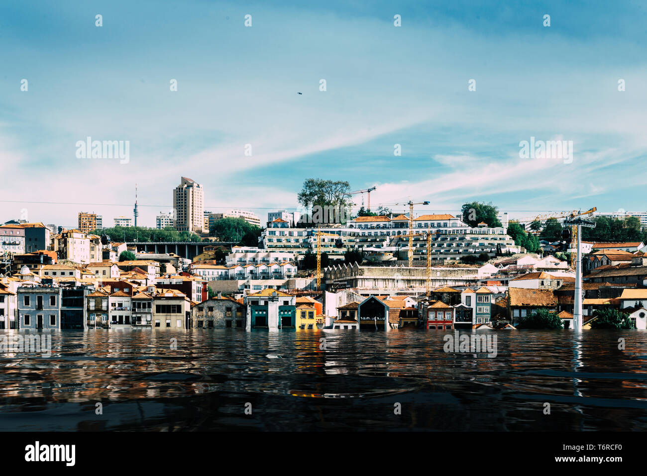 Dystopische Thema überflutet Porto, Portugal Nachbarschaft von Vila Nova de Gaia auf dem Fluss Douro - Klimawandel steigender Meeresspiegel Konzept Stockfoto