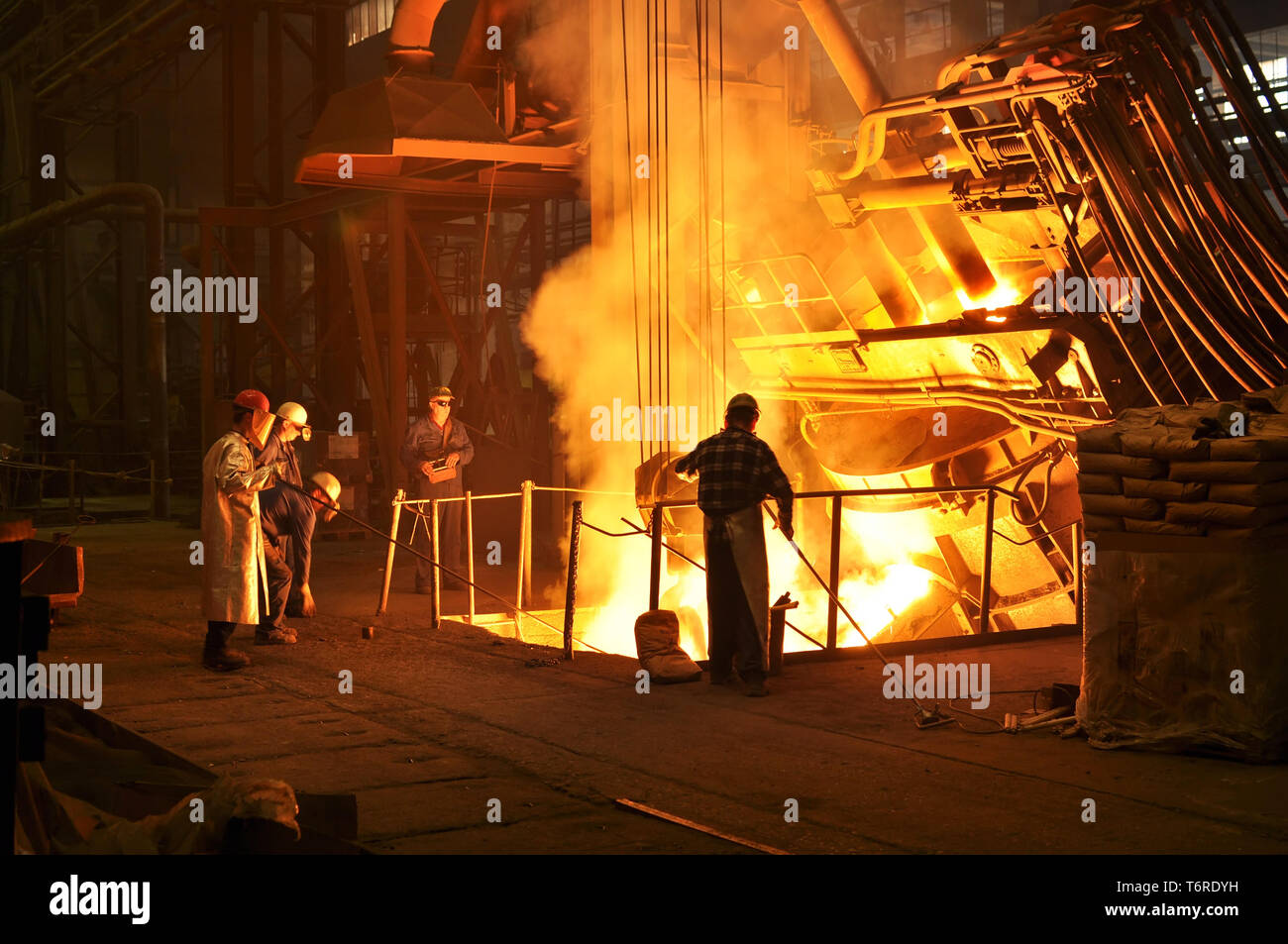Produktion von Metallkomponenten in einer Gießerei - Gruppe der Arbeitnehmer Stockfoto