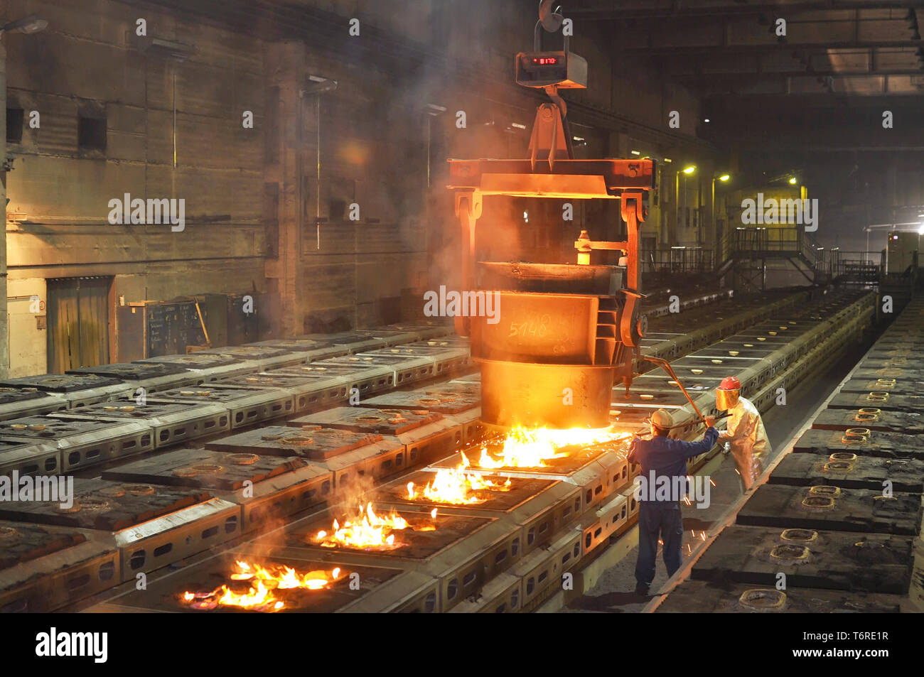 Produktion von Metallkomponenten in einer Gießerei - Gruppe der Arbeitnehmer Stockfoto