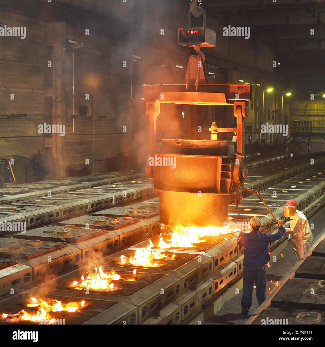 Produktion von Metallkomponenten in einer Gießerei - Gruppe der Arbeitnehmer Stockfoto