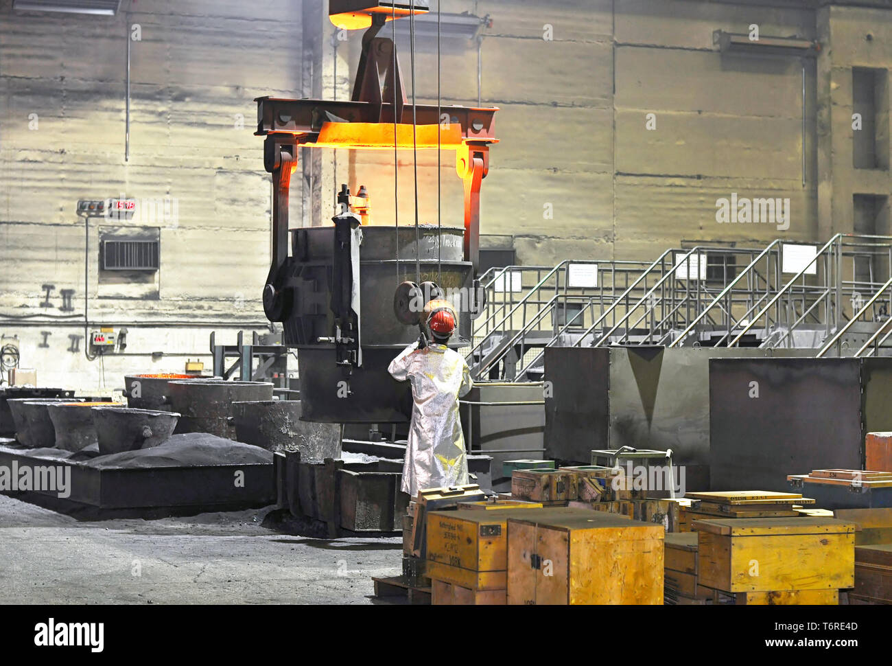 Produktion von Metallkomponenten in einer Gießerei - Gruppe der Arbeitnehmer Stockfoto