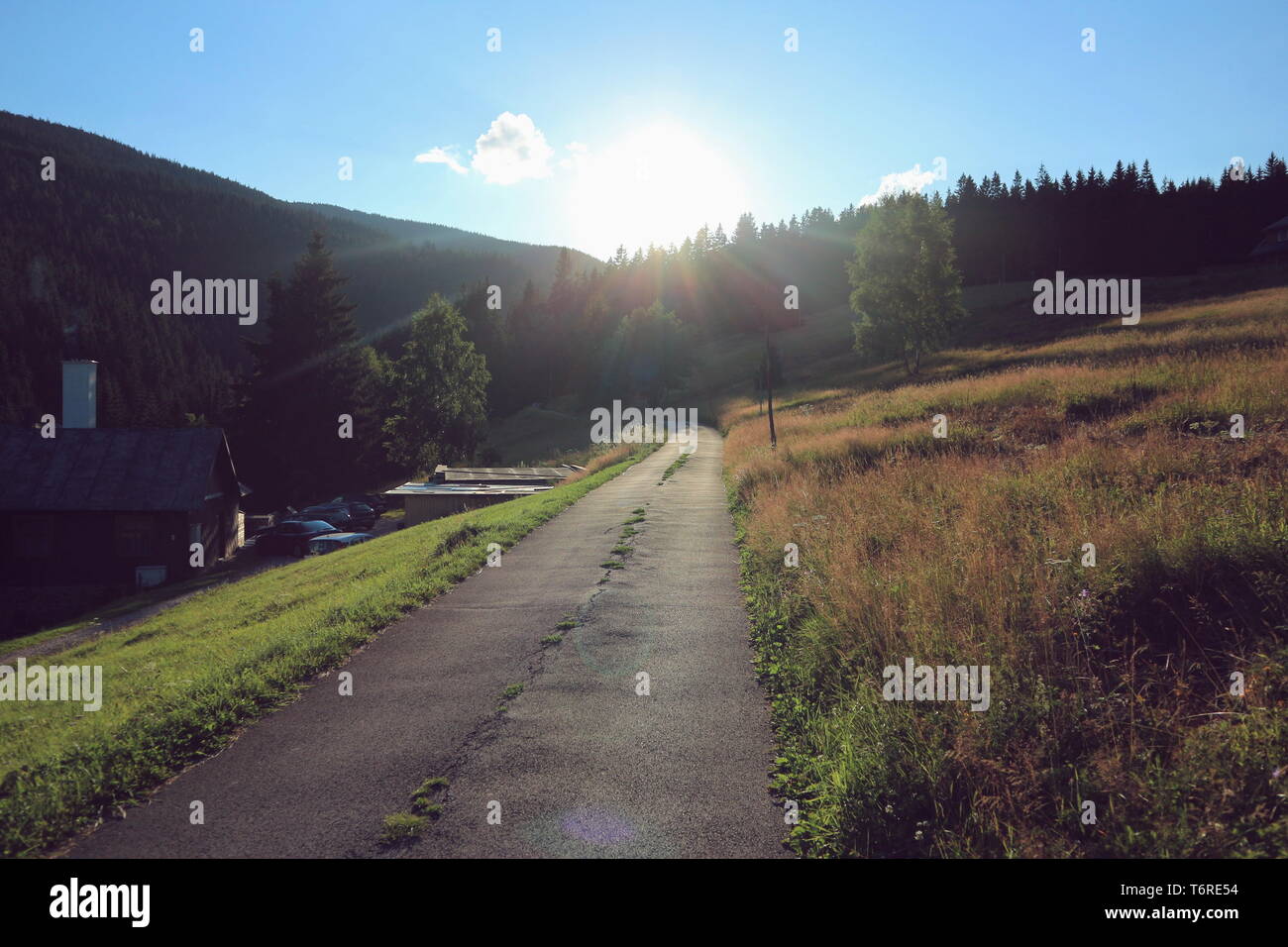 Sonnenuntergang über einen Pfad in einer wunderschönen Landschaft in der Tschechischen Republik. Stockfoto