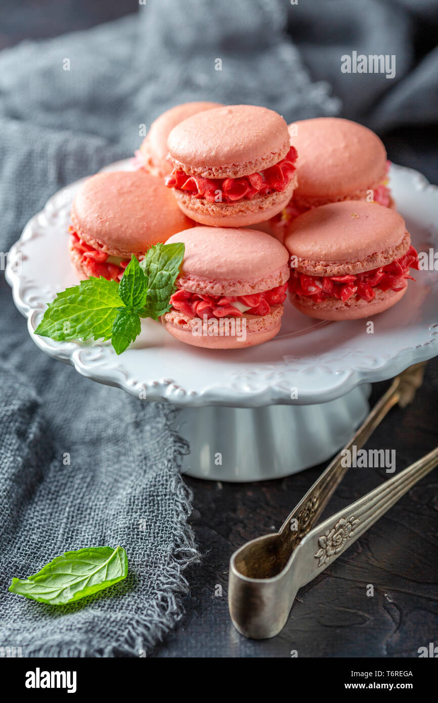 Mandel Kuchen macarons mit cremefarbenen Blüten. Stockfoto