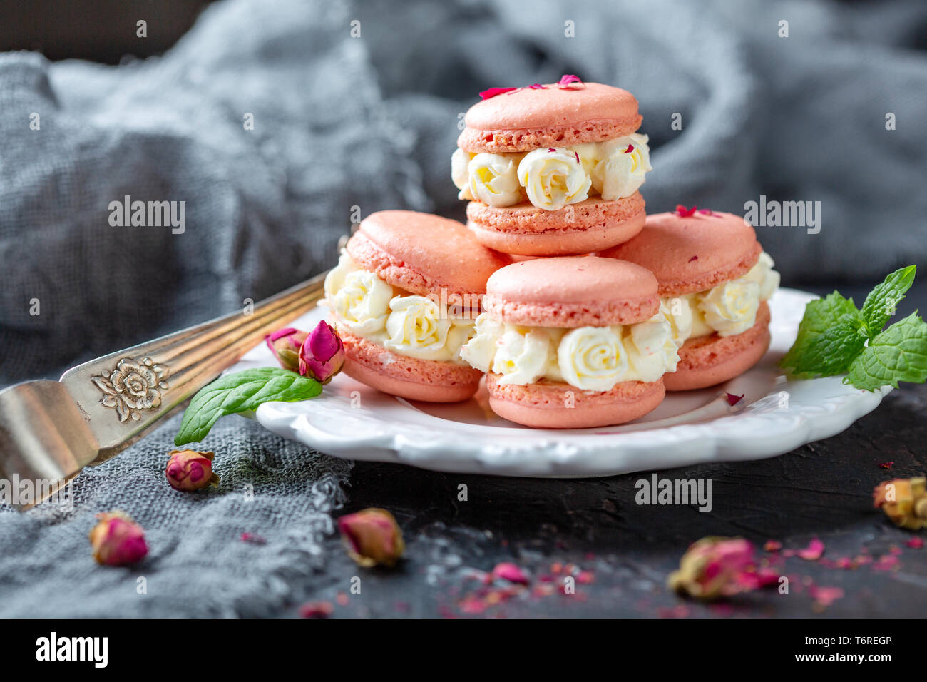 Traditionelle Mandel Kuchen mit Sahne Rosen. Stockfoto