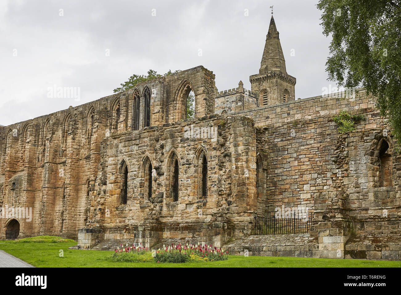 DUNFERMLINE, Schottland - August 02, 2017: mittelalterlichen romanischen Kloster und Benediktiner Friedhof in der schottischen Stadt Dunfermline in Fife Stockfoto
