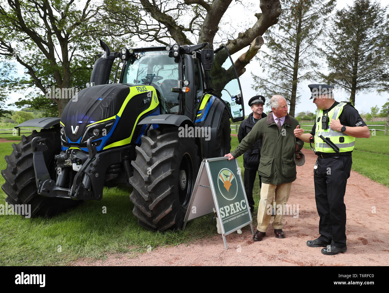 Der Prinz von Wales, bekannt als The Duke of Rothesay, während in Schottland, Ansichten einer Polizei Traktor bei einem Besuch der Frühlingsfest der Landwirtschaft in Dumfries House in Ayrshire. Stockfoto