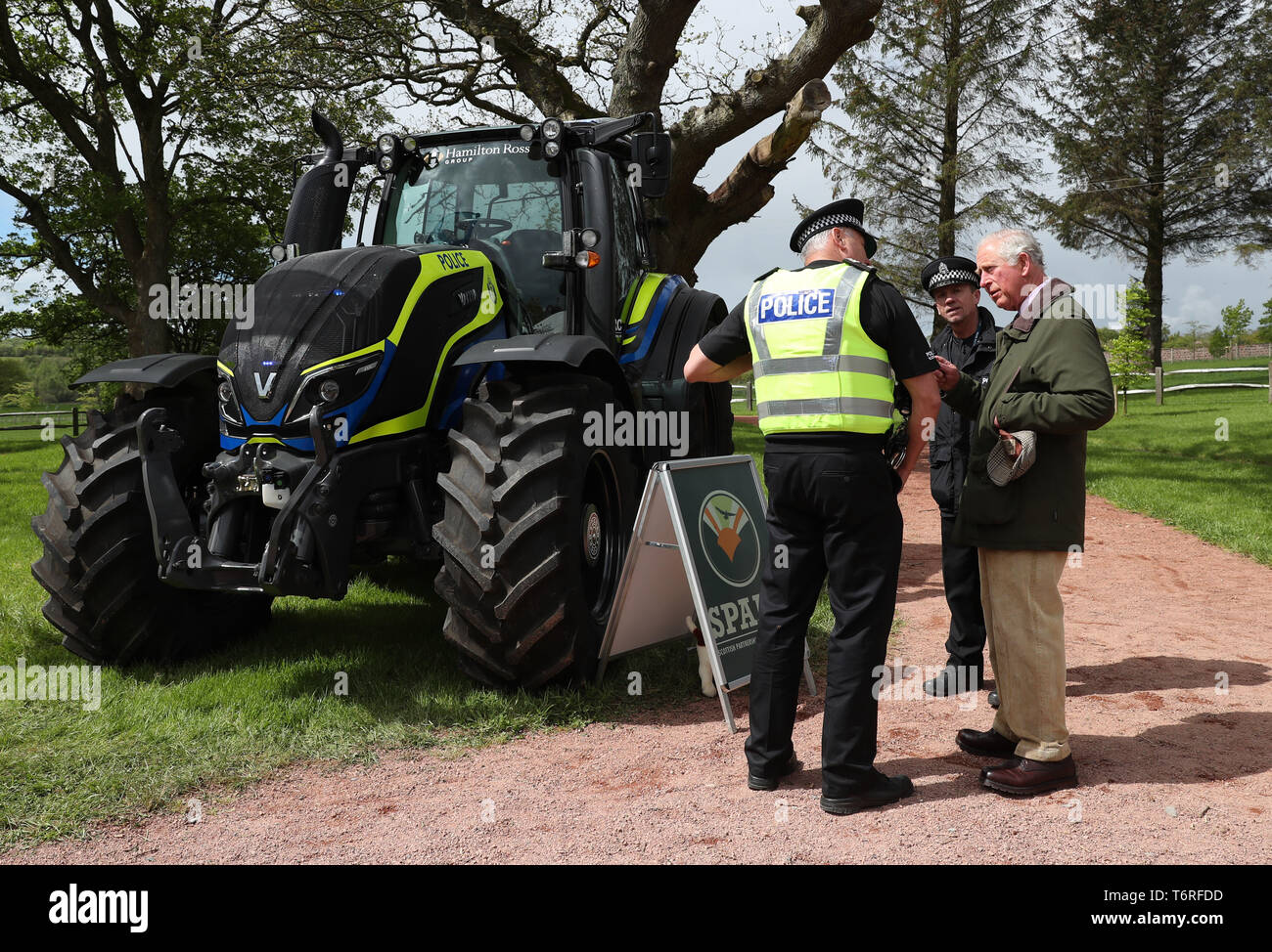 Der Prinz von Wales, bekannt als The Duke of Rothesay, während in Schottland, Ansichten einer Polizei Traktor bei einem Besuch der Frühlingsfest der Landwirtschaft in Dumfries House in Ayrshire. Stockfoto