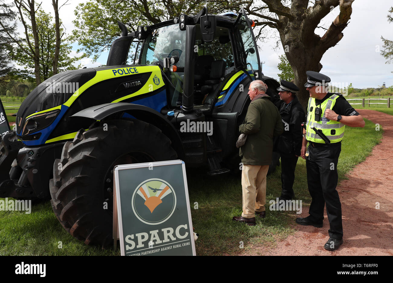 Der Prinz von Wales, bekannt als The Duke of Rothesay, während in Schottland, Ansichten einer Polizei Traktor bei einem Besuch der Frühlingsfest der Landwirtschaft in Dumfries House in Ayrshire. Stockfoto