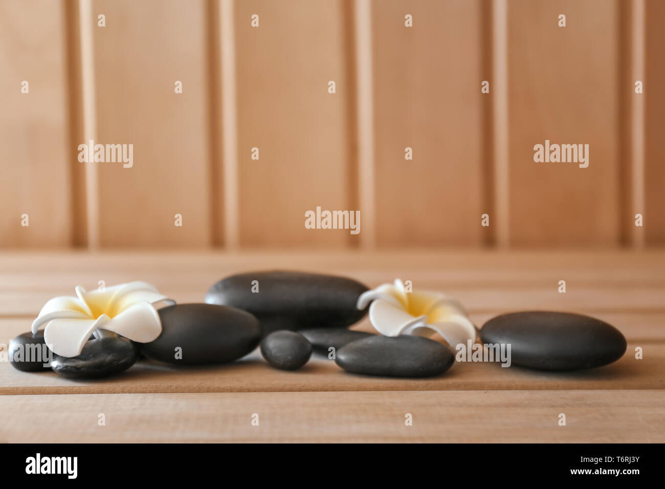 Schwarz massage Steine auf Holz- Hintergrund Stockfoto