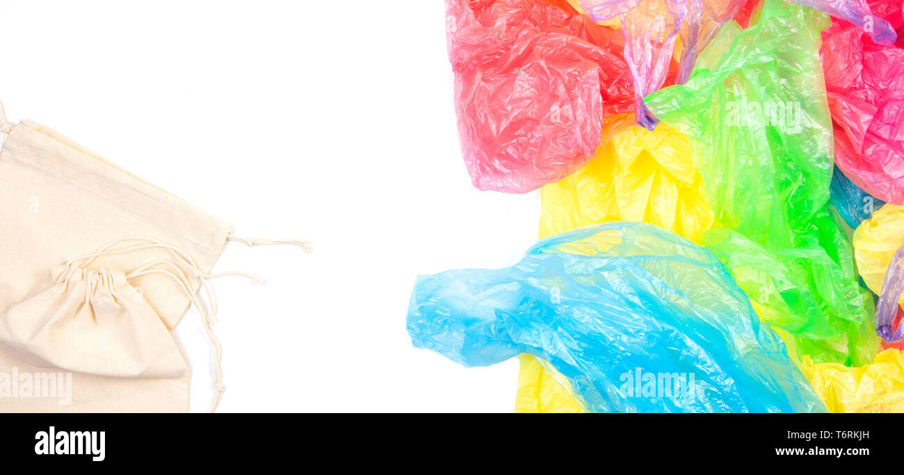 Viele einzelne verwenden Plastiktüten mit zwei Eco Natural wieder verwendbare Einkaufstaschen auf weißem Hintergrund. Null Abfall, Umweltfreundlich, kein Plastik Konzept Stockfoto
