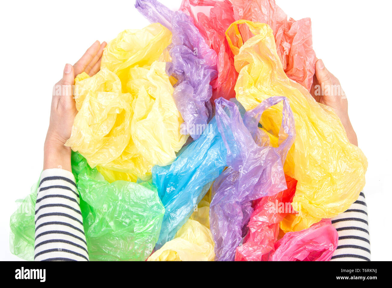Frau Hände halten viele Plastiktüten auf weißen Hintergrund. Kein Plastik, Umwelt, Verschmutzung Konzept Stockfoto