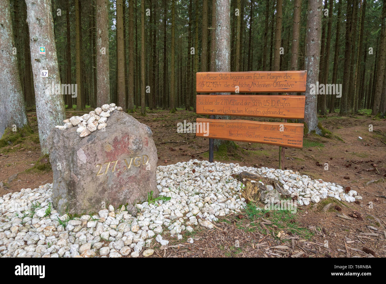 Memorial Kennzeichnung der Stelle, wo die deutsche Ardennenoffensive, die Schlacht der Ausbuchtung in Hollerath, Eifel, Deutschland begonnen. Stockfoto