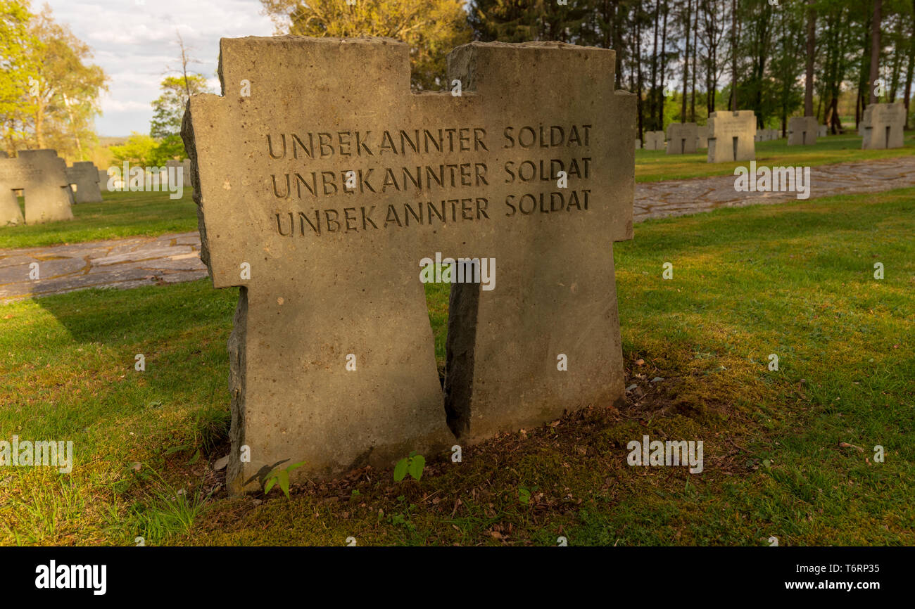 Grabsteine Kennzeichnung die Gräber von drei nicht identifizierten deutschen Soldaten in Hürtgen War Cemetery in Hürtgenwald Wald Stockfoto