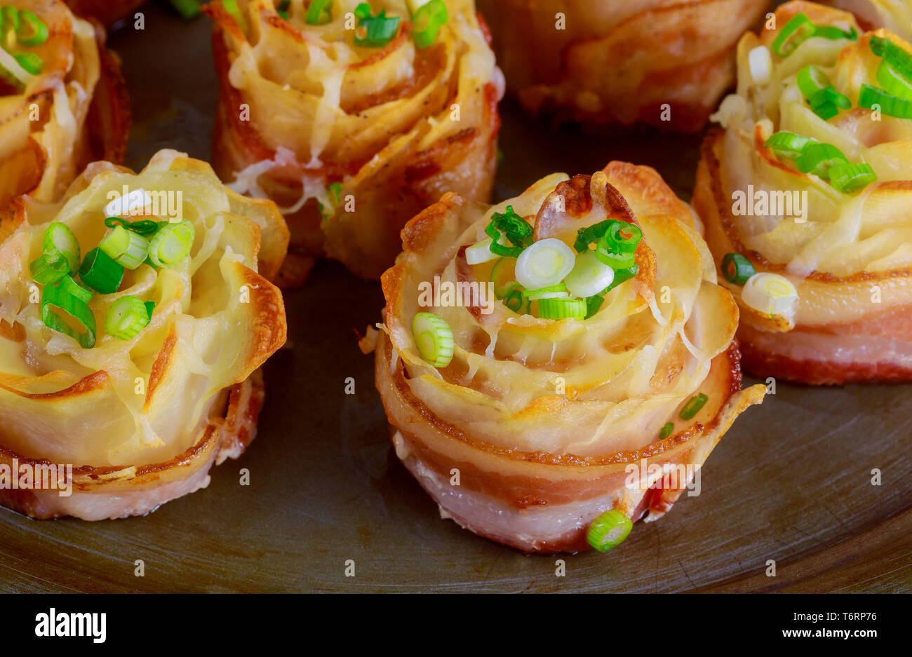 Gelbe Kartoffel in Speck wie rose Ofen gebacken gewickelt Stockfoto