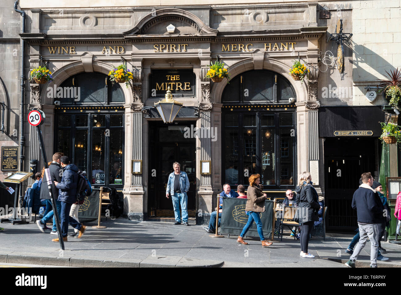 Die Mitra Bar auf der Hohe Straße in der Altstadt von Edinburgh, Schottland, Großbritannien Stockfoto