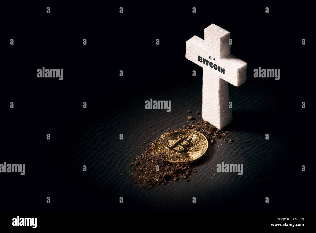 Weiß Kreuz und Grab bitcoin bestreut mit Erde. Das Konzept der Fall der  Kosten für bitcoin und seinen Tod als die teuerste crypto Währung  Stockfotografie - Alamy