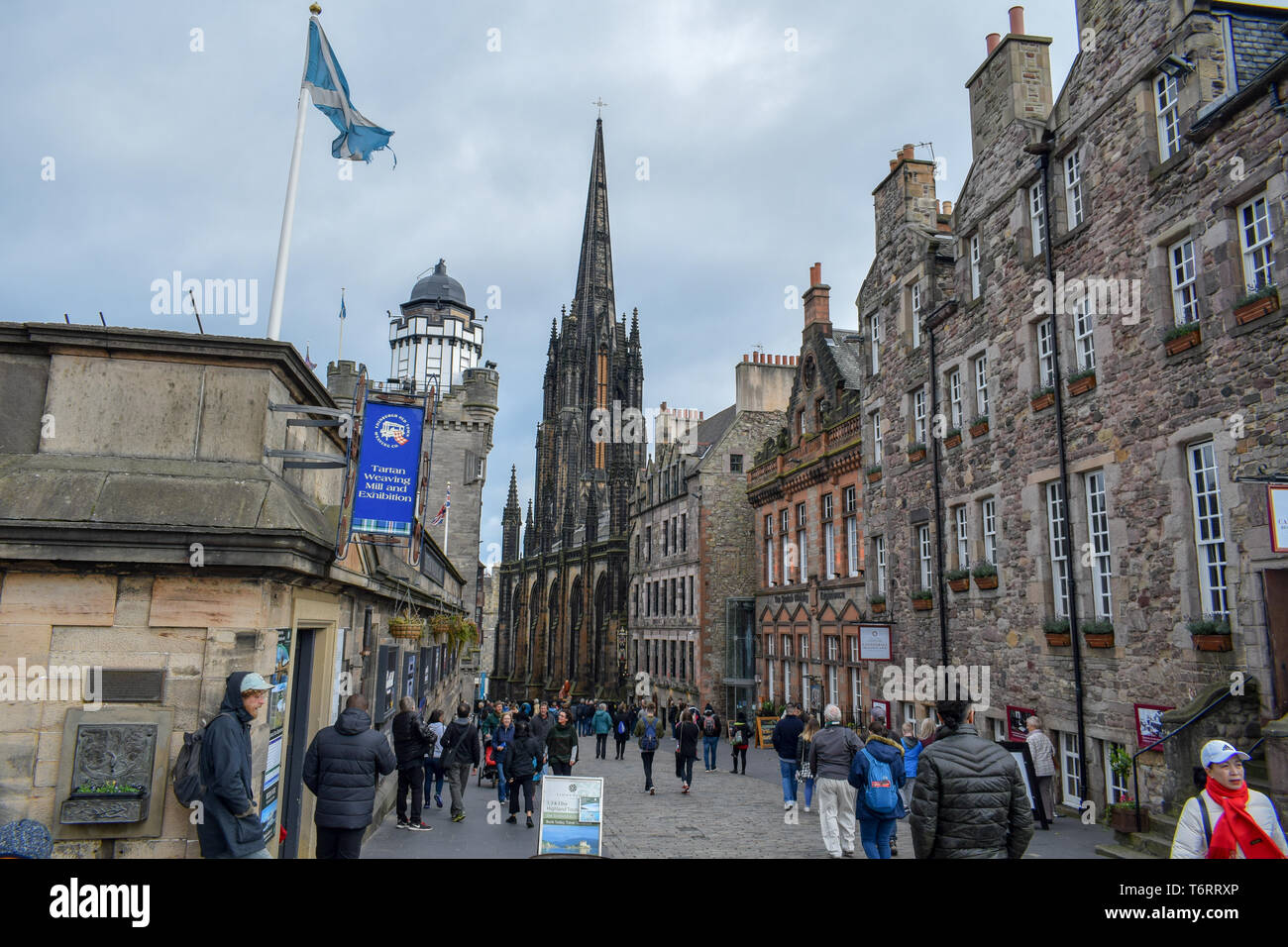 EDINBURGH, Schottland - September 09, 2018: besetzt von Edinburgh Royal Mile (Die highstreet) ist eine der bekanntesten Straßen in Schottland und ein Bürgermeister touri Stockfoto