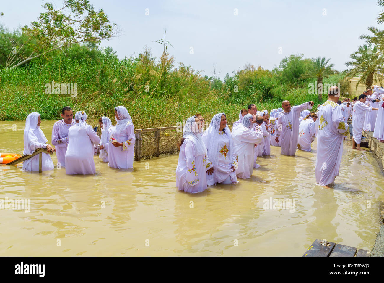Qasr el Yahud, West Bank - April 24, 2019: Pilger Taufen in Qasr el Yahud (Schloss der Juden), im Fluss Jordan. Es ist der traditionelle Ort der Stockfoto