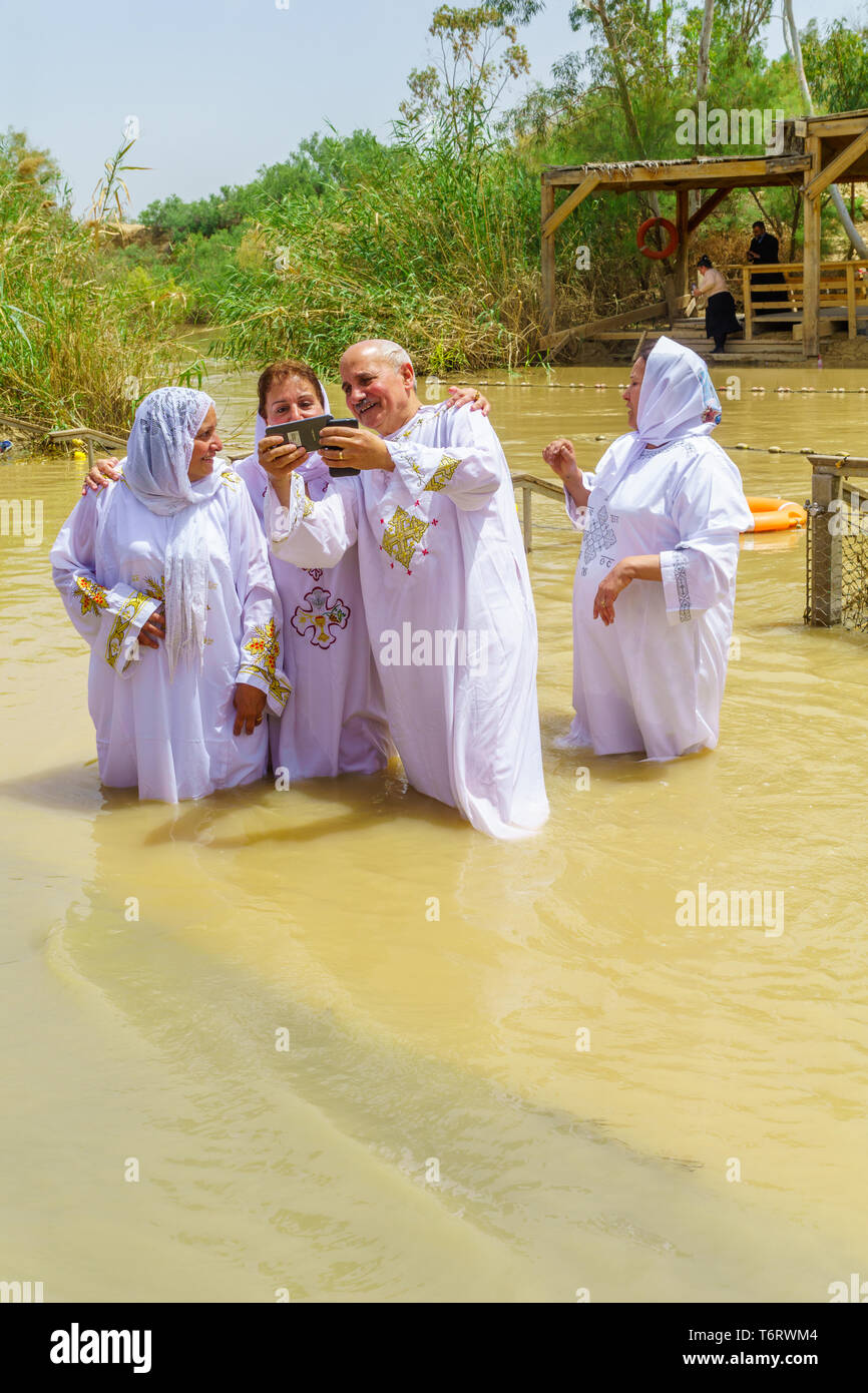 Qasr el Yahud, West Bank - April 24, 2019: Pilger Taufen in Qasr el Yahud (Schloss der Juden), im Fluss Jordan. Es ist der traditionelle Ort der Stockfoto