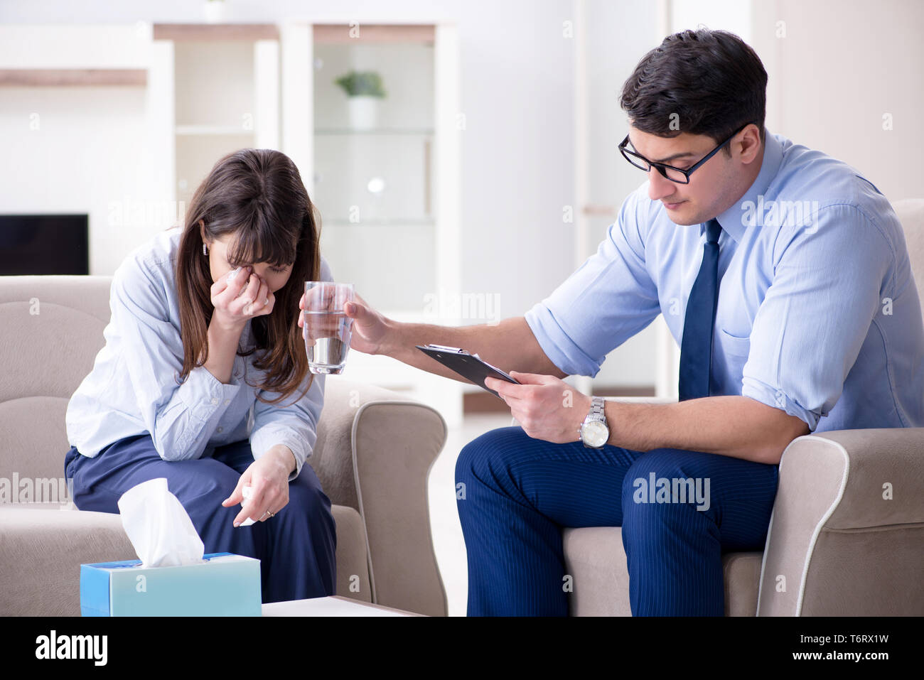 Junge Frau, die in der männlichen Psychologe für Unreciprocated Liebe Stockfoto
