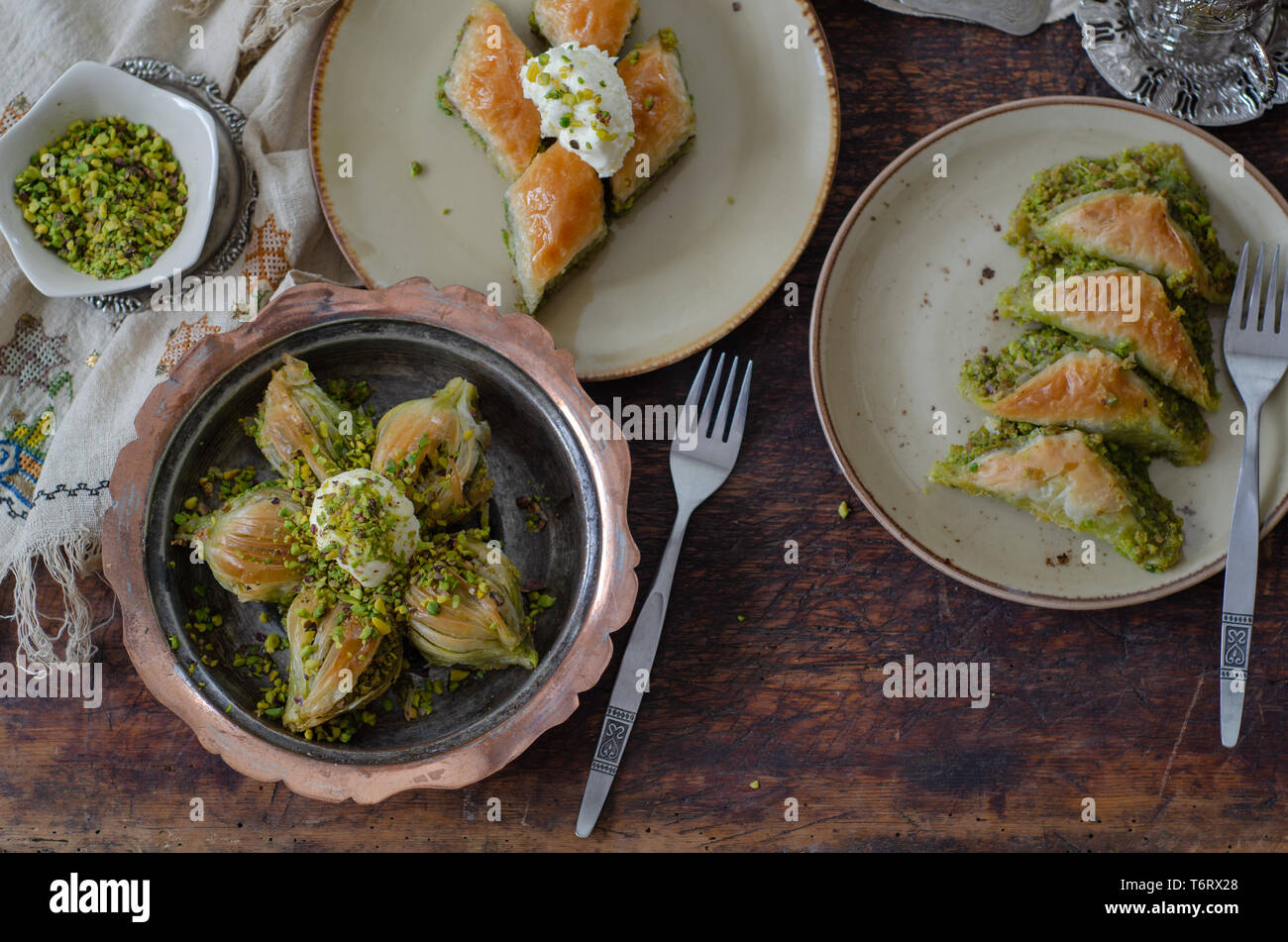 Türkisches Dessert Sobiyet Baklava, Muscheln baklava und klassische Baklava mit Pistazien/Fistikli Baklava, Ansicht von oben. Stockfoto