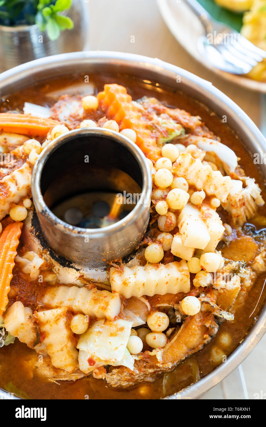 Saure Suppe mit Fisch Stockfoto