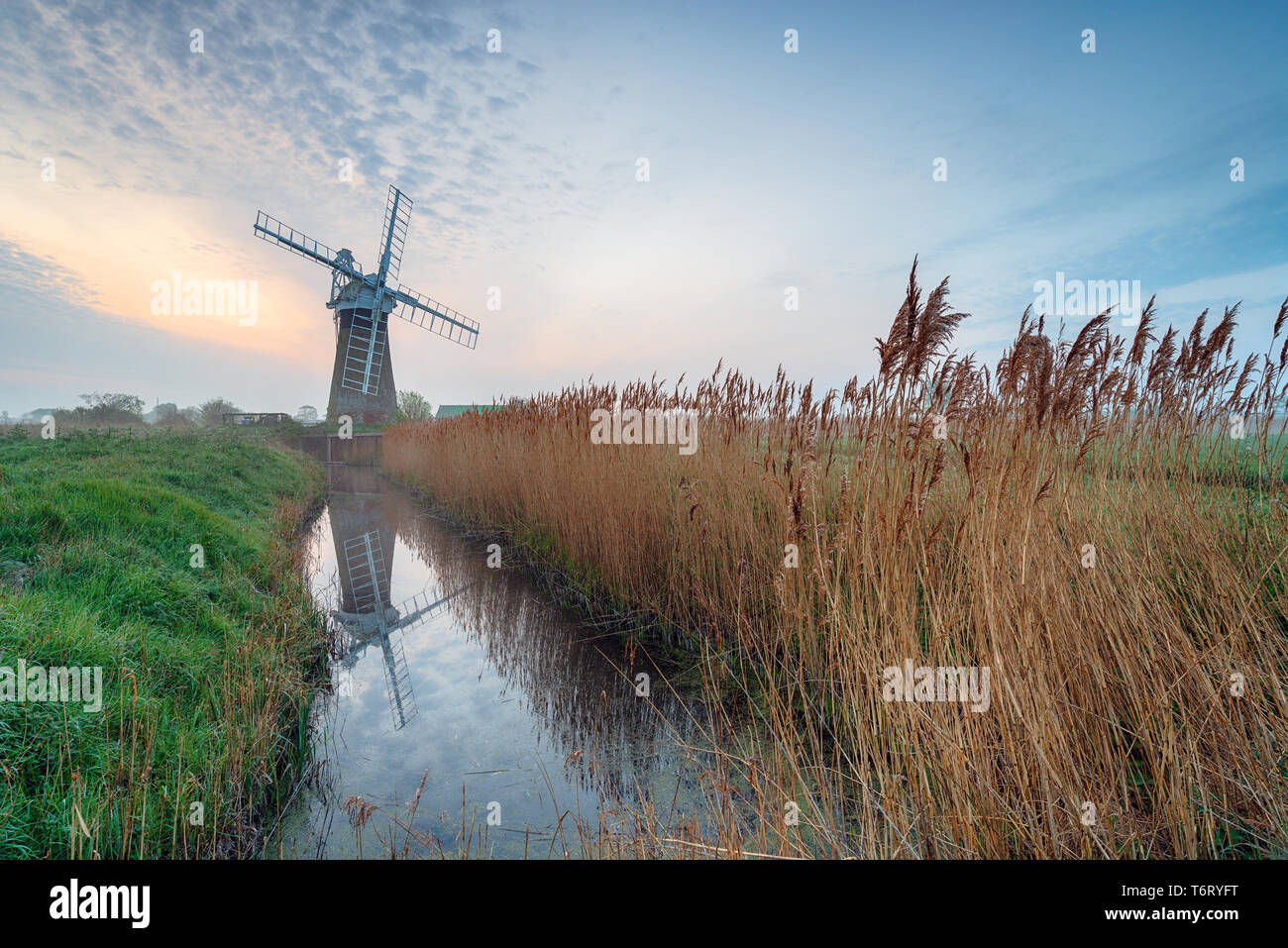 Sonnenaufgang über St Benet's Mühle am Ufer des Flusses Thurne auf der Norfolk Broads Stockfoto