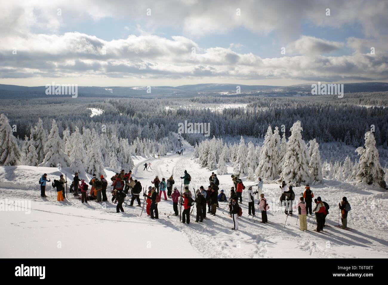 Gruppe der Skifahrer auf den verschneiten Berg Brocken, Harz, Sachsen-Anhalt, Deutschland Stockfoto