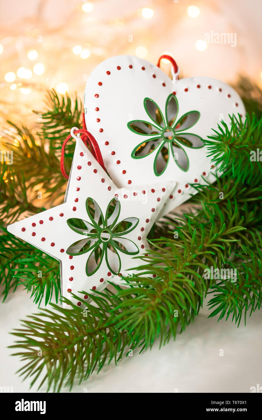 Weihnachtsschmuck an einem Baum Stockfoto