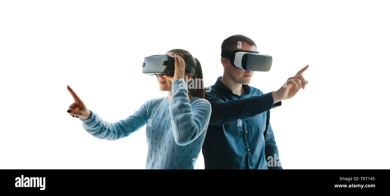 Ein Mann und eine Frau in Gläsern der Virtuellen Realität. Das Konzept der modernen Technologien und Technologien der Zukunft. Stockfoto