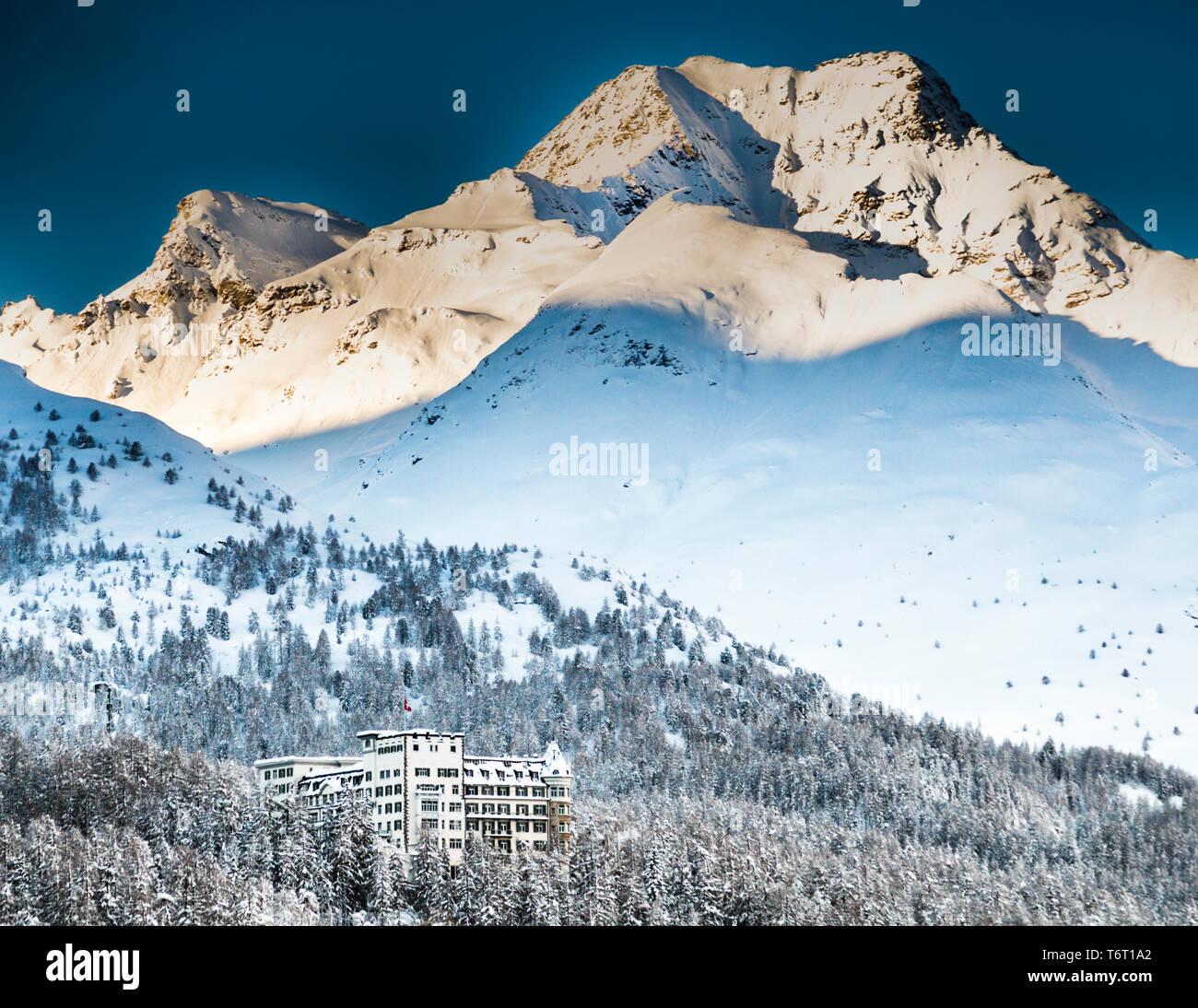 Grand Hotel Waldhaus im Winter in Sils im Engadin/Segl, Schweiz. Schlossähnliches Grand Hotel in den Engadiner Hochalpen. Das Gründerpaar Amalie Giger-Nigg und Josef Nigg wählten den Standort aus drei möglichen Optionen mit Sorgfalt und Weitsicht aus. Eine einjährige Messung zeigte, dass der Fels, auf dem das Waldhaus seit 1908 steht, die meisten Sonnenstunden hat Stockfoto