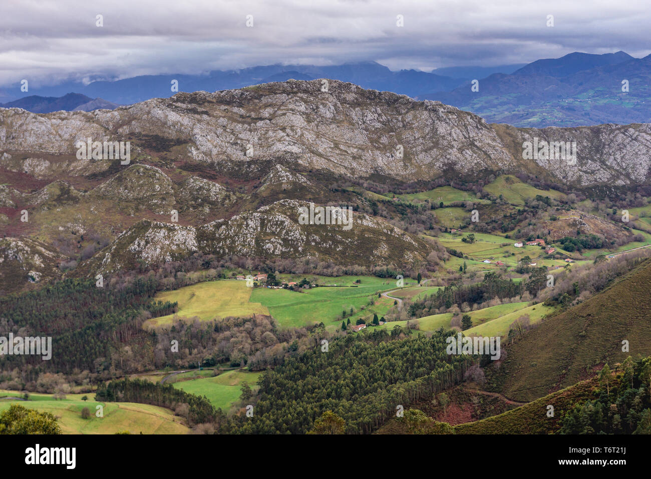 Sierra Del Sueve mountain range, nördliche Ausläufer des Kantabrischen Gebirge, von Mirador del Fito Sicht in Spanien gesehen Stockfoto