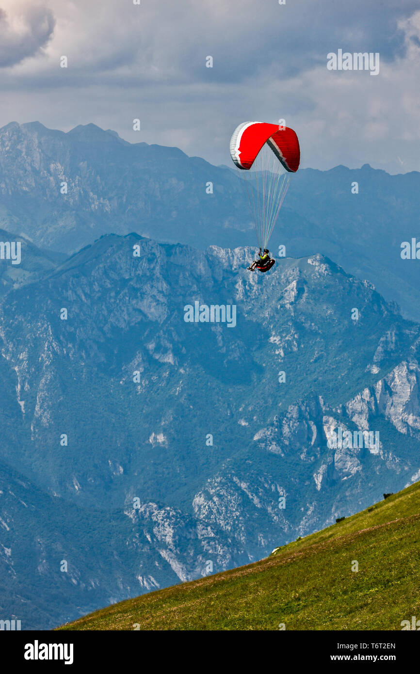 Altopiano del Monte Baldo: parapendio. [ENG] Monte Baldo Highland: Paragliding. Stockfoto