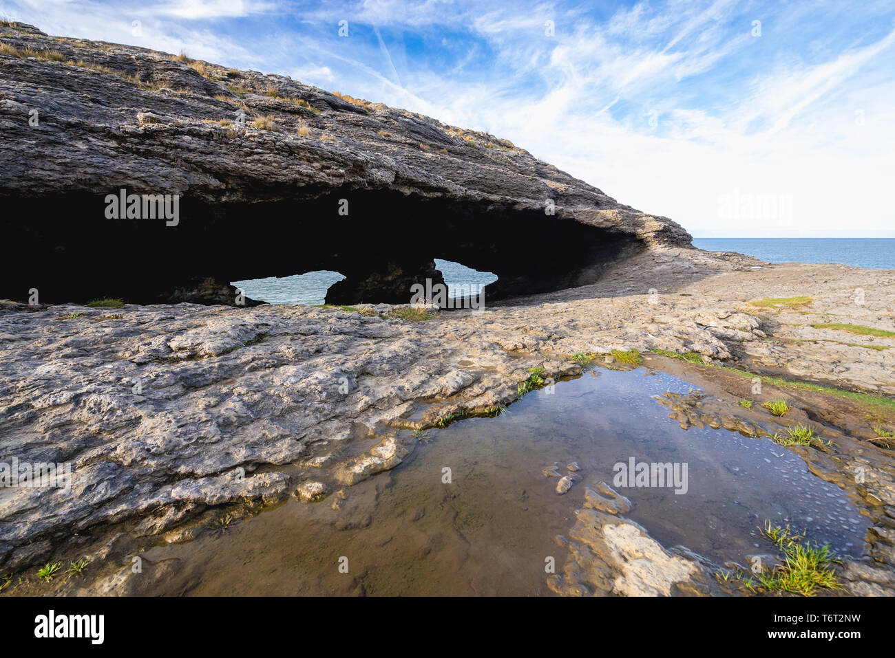 Cueva de la Ojerada - kleine Höhle an der Küste fo Biskaya Bucht in Ajo Stadt in Kantabrien Region von Spanien Stockfoto