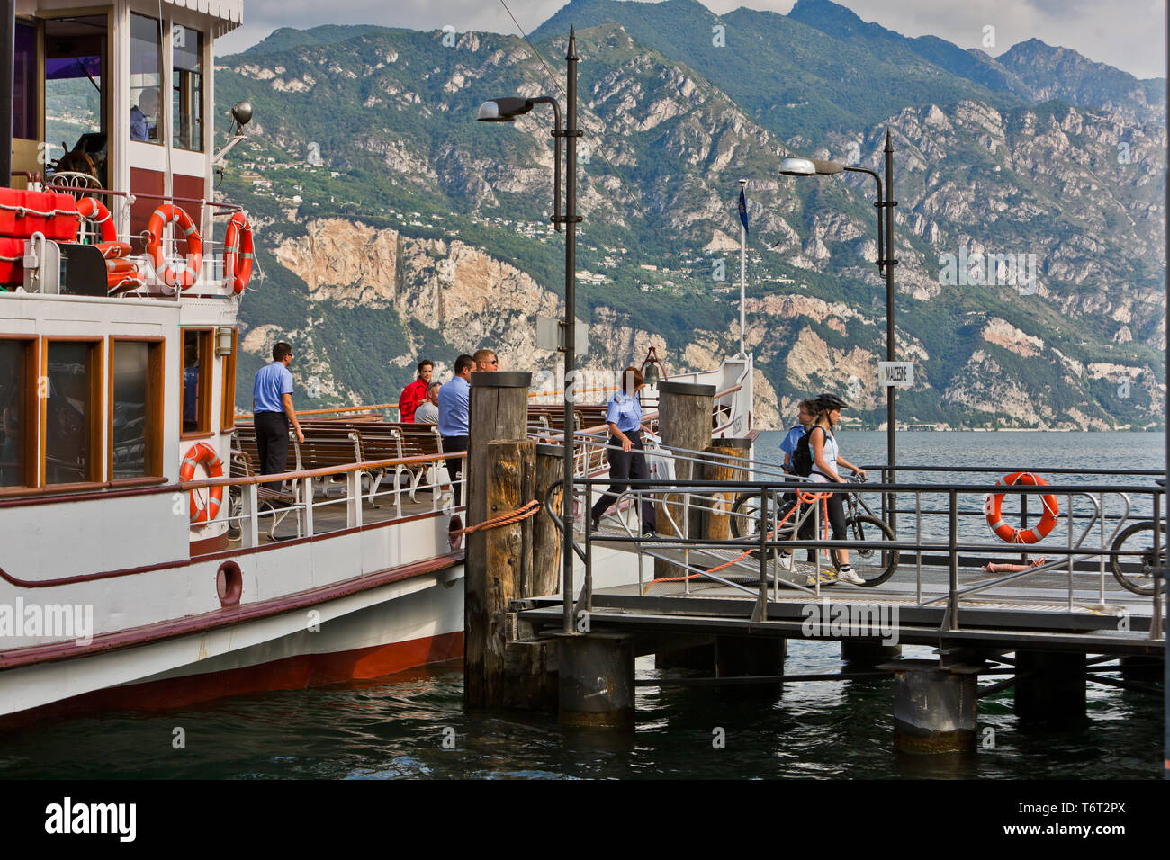 Malcesine: ciclista scende da uno dei traghetti della Navigazione sul Lago di Garda. [ENG] Malcesine: ein Radfahrer ist aus einer der Fähren Stockfoto
