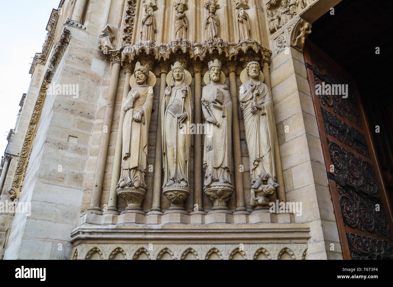 Wunderbare bildhauerischen und architektonischen Details der Kathedrale Notre Dame in Paris Frankreich. Vor dem Feuer. April 05, 2019 Stockfoto