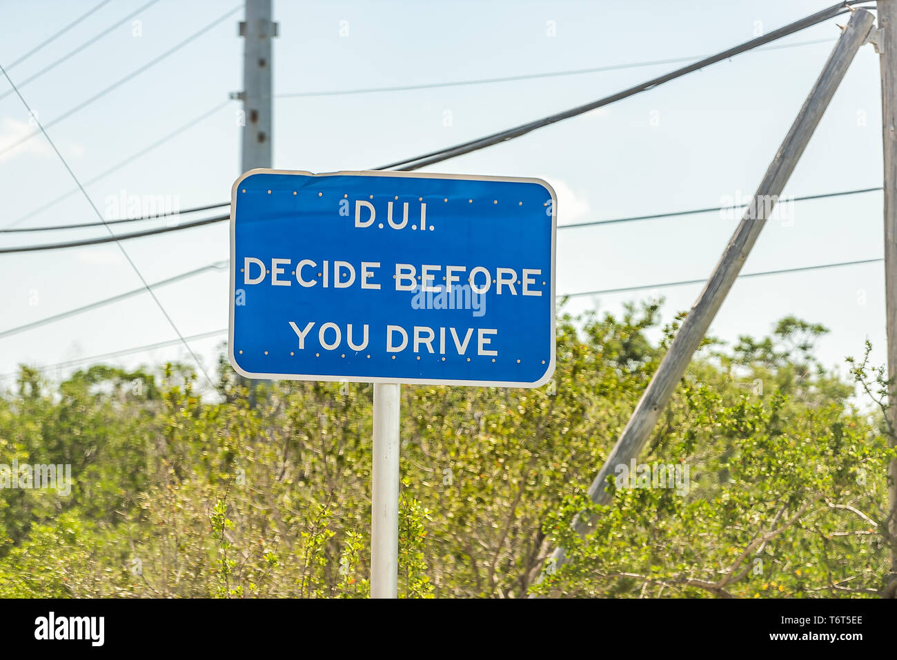 DUI blauen Schild an der Straße und entscheiden Sie, bevor Sie Text in Islamorada, Florida Keys während des Tages auf der Straße Overseas Highway fahren Stockfoto