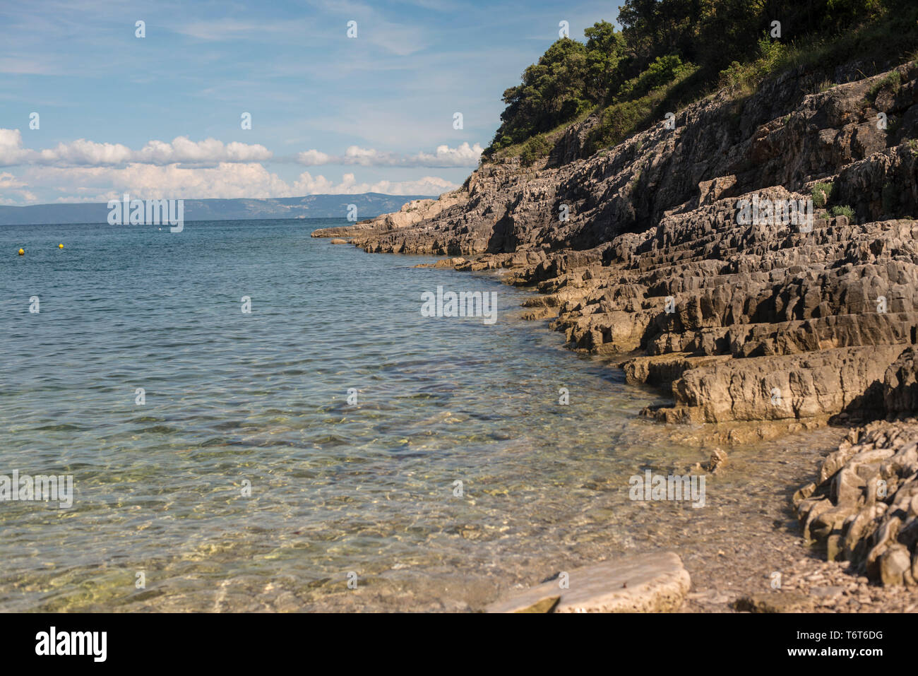 Schönen ruhigen sehen und einen Kiesel Strand. Stockfoto