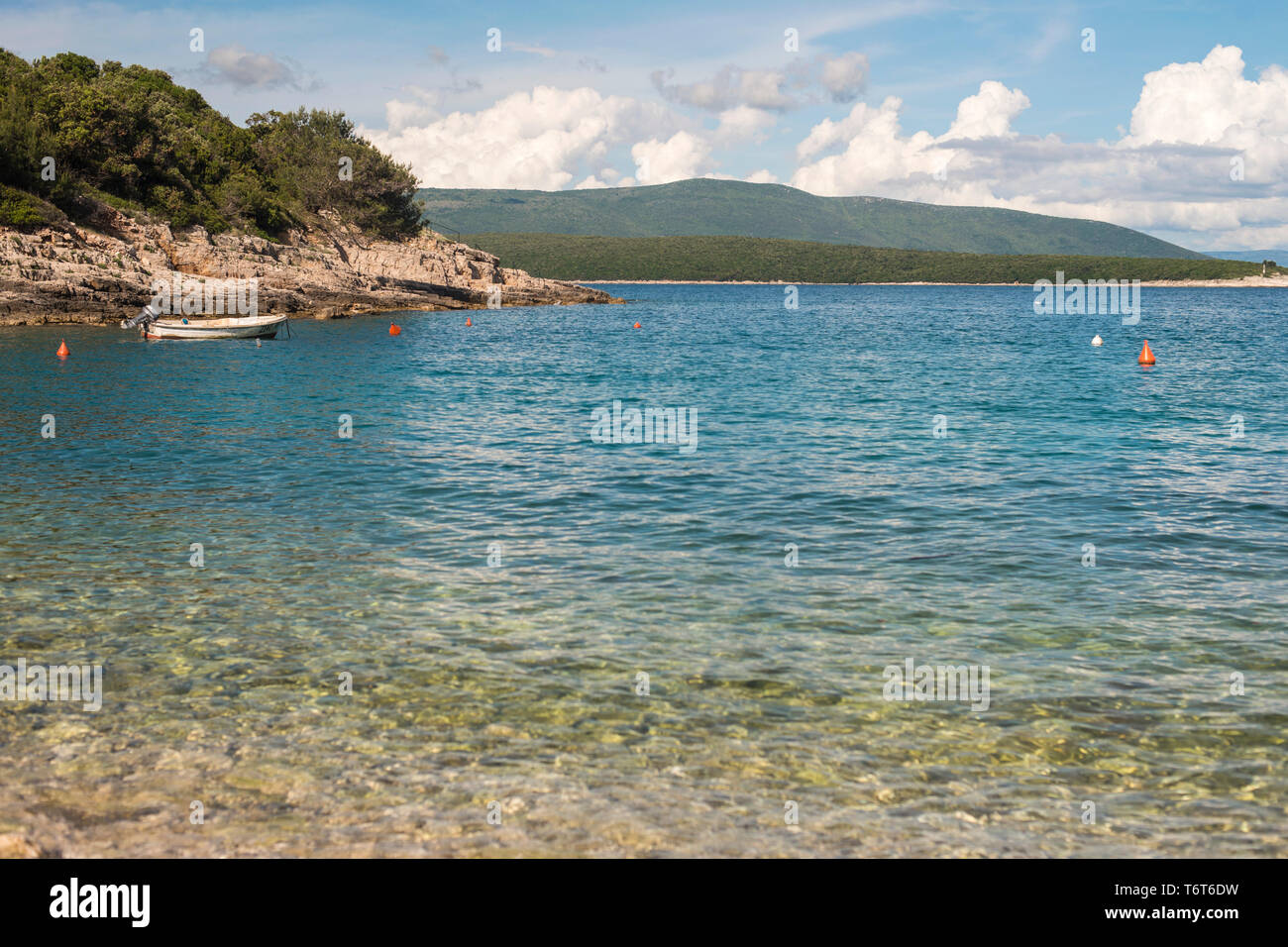 Schönen ruhigen sehen und einen Kiesel Strand. Stockfoto