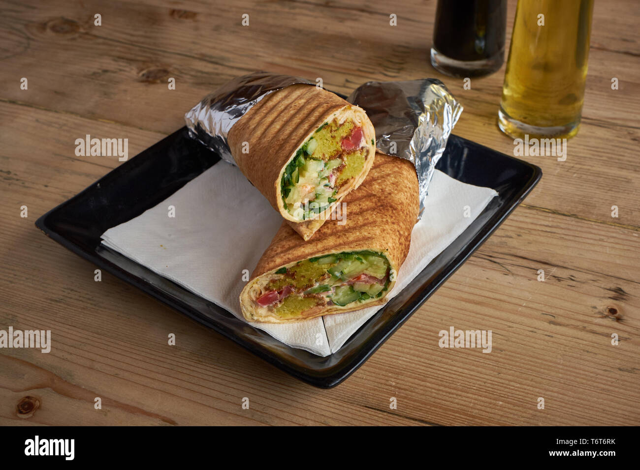 Falafel wrap auf Holz Tisch Stockfoto