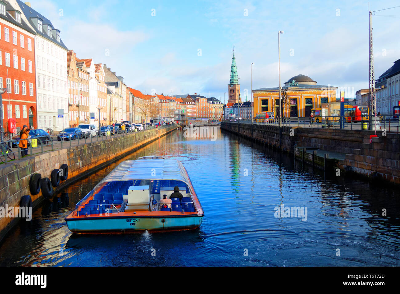Touristenboot am Nyhavn-kanal, Kopenhagen, Dänemark, Skandinavien, Europa Stockfoto
