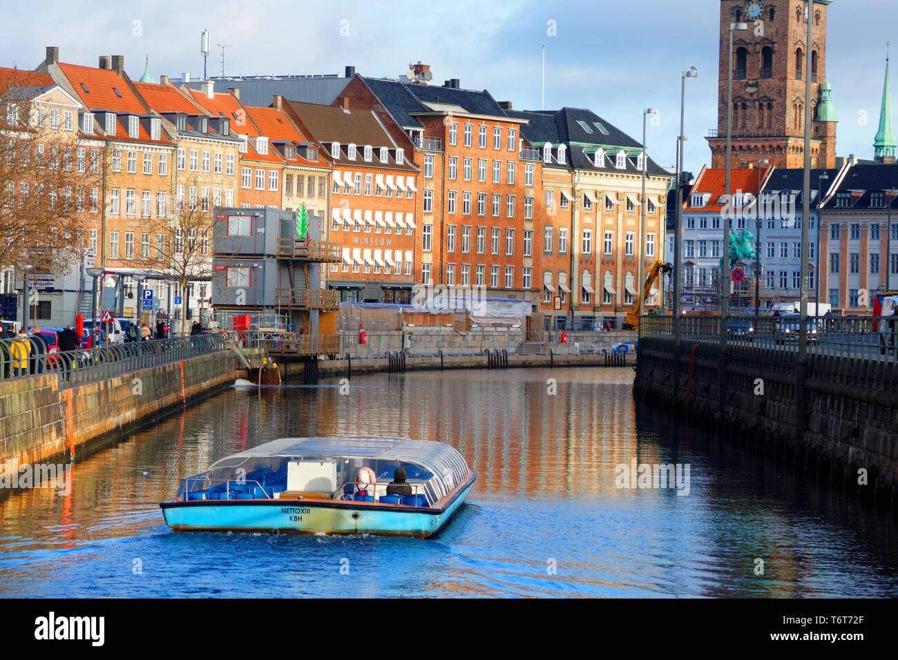 Touristenboot am Nyhavn-kanal, Kopenhagen, Dänemark, Skandinavien, Europa Stockfoto